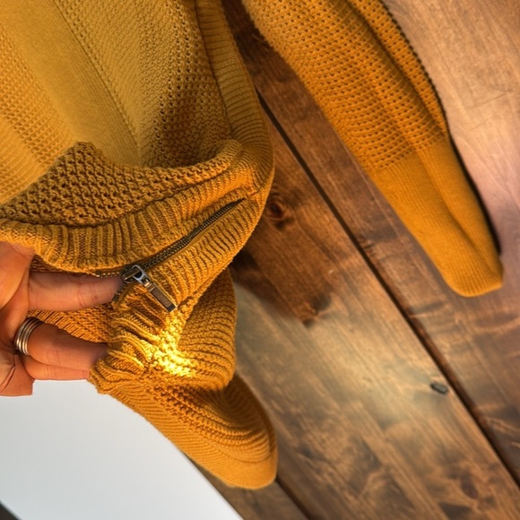 Akini Womens Small Gold Sweater 5 Inch Zipper At Bottom On Both Sides - Picture 5 of 6